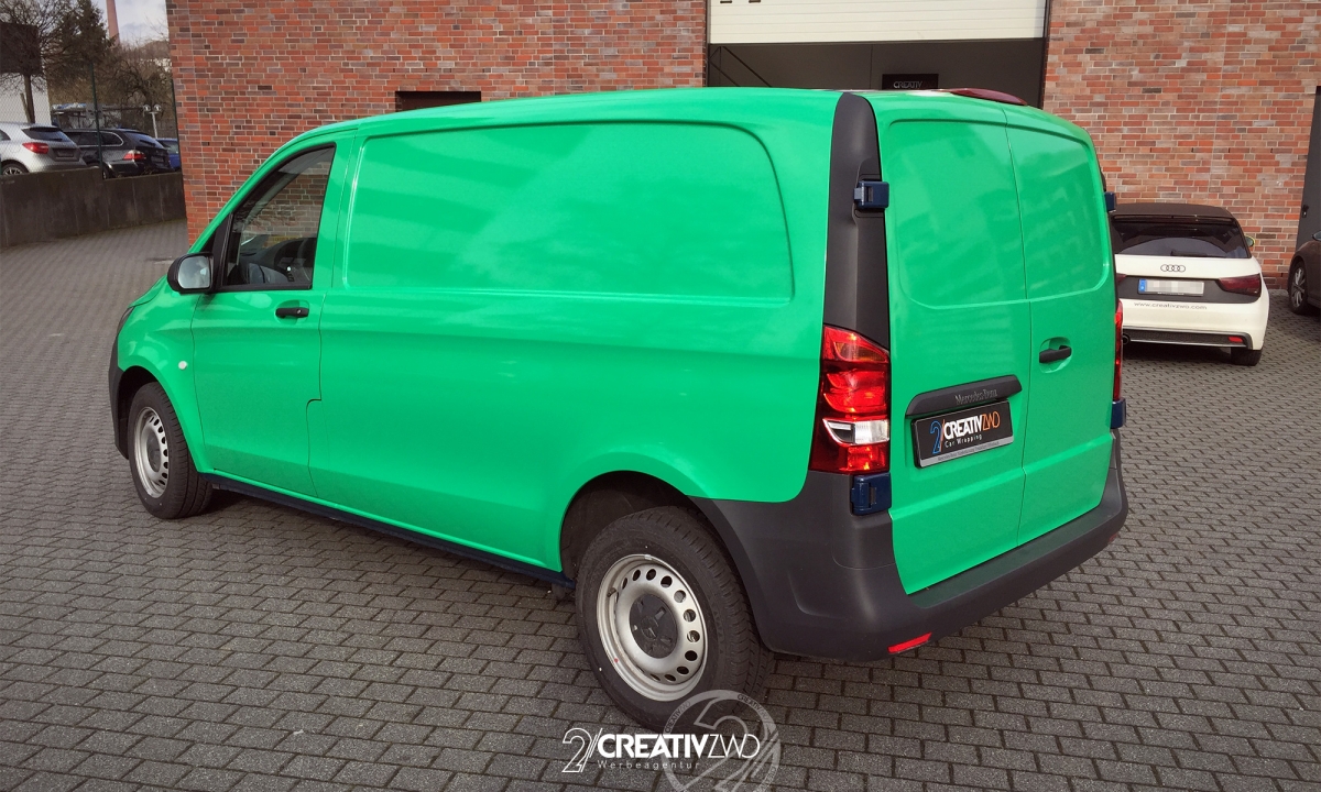 Transporter mit grüner Vollfolierung