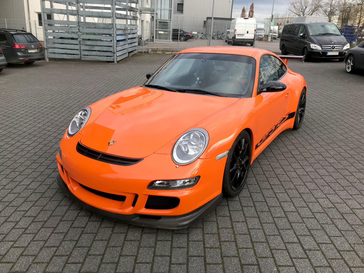 Fahrzeug mit unsichtbarem Lackschutz